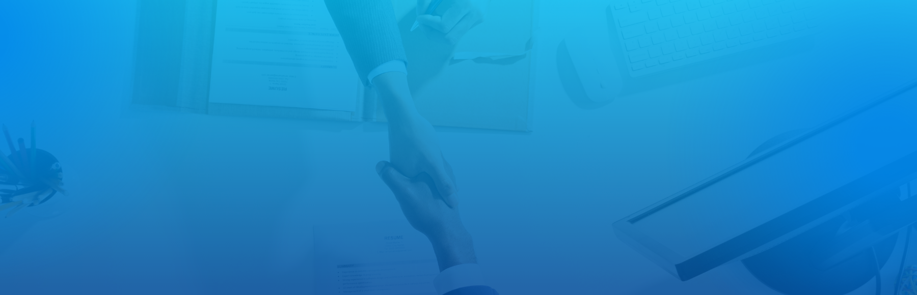 Aperto de mão entre duas pessoas, profissional, no escritório.