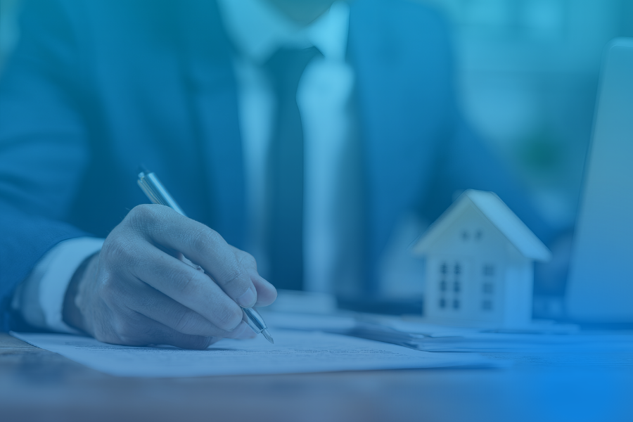 Assinatura escritura compra de casa, casa em miniatura ao fundo