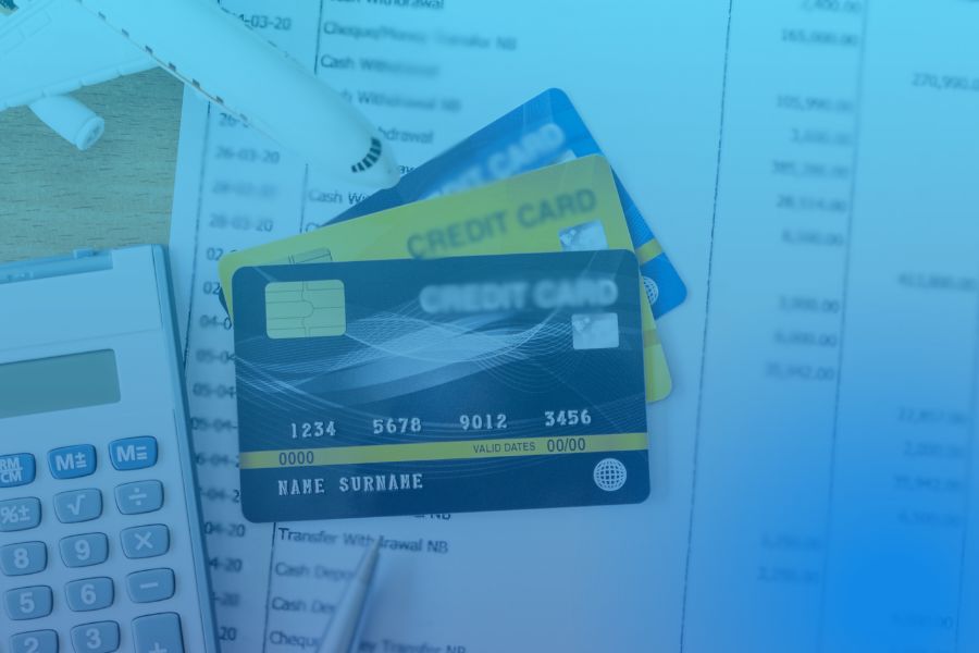 Cartões de crédito, calculadora, análise de despesas mensais