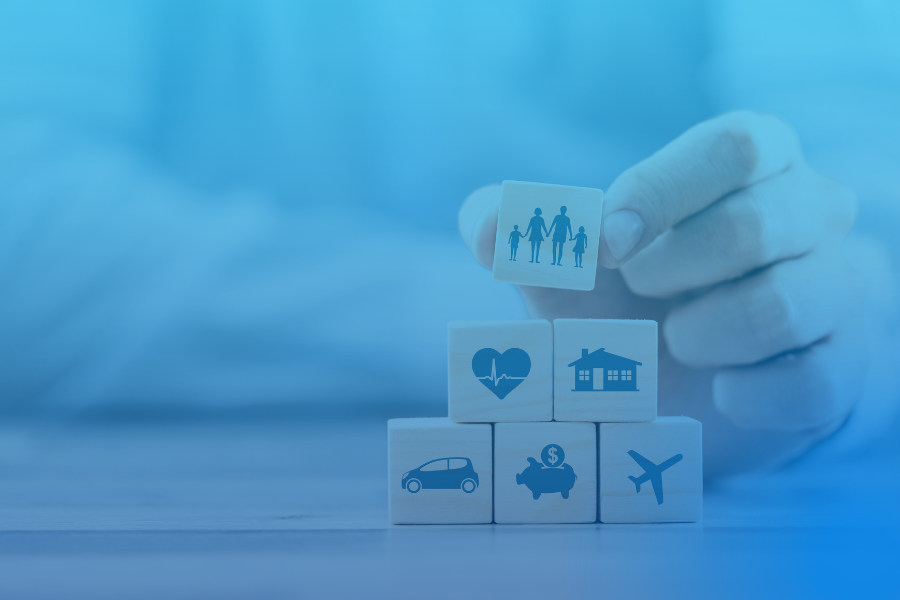 Blocos de madeira com símbolos, simbolizando seguro automóvel, saúde, casa, viagem.