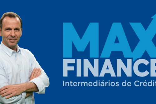 CEO Maxfinance braços cruzados, de camisa branca, com fundo azul e logotipo da empresa na vertical 